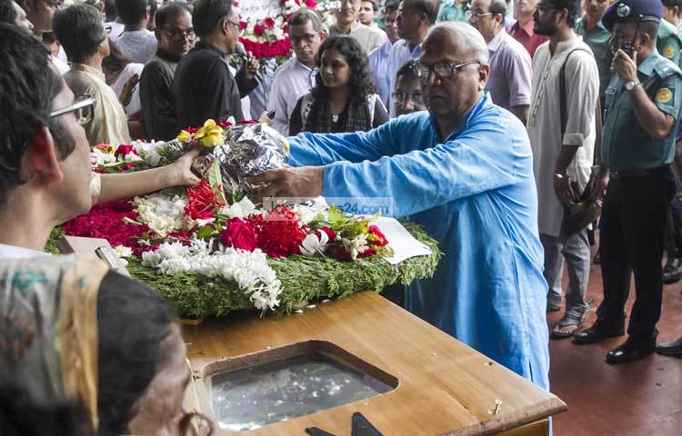 কবির প্রতি শ্রদ্ধা নিবেদন করছেন বিশিষ্ট নাট্যজন অভিনেতা আতাউর রহমান। ছবি : মাহবুব আলম।