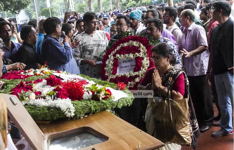 কবিকে শ্রদ্ধা জানাতে এসে অনেকেই কান্নায় ভেঙ্গে পড়েন। আজ বুধবার বেলা সোয়া ১১টার দিকে সৈয়দ হকের মরদেহ কেন্দ্রীয় শহীদ মিনারে আনা হয়। ছবি : মাহবুব আলম।