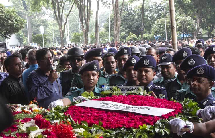 বাংলাদেশ পুলিশের পক্ষ থেকে সব্যসাচীকে শ্রদ্ধা জানাতে এসেছেন পুলিশের মহাপরিদর্শক শহীদুল হক। ছবি : মাহবুব আলম।
