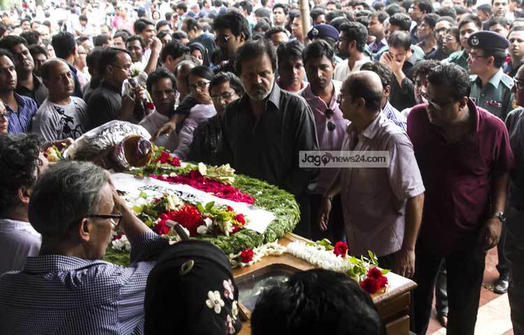 সব্যসাচীকে শ্রদ্ধা জানতে এসে অনেকেই শোকে মূহ্যমান হয়ে পড়েছেন অভিনেতা তারিক আনাম খান ও ঝুনা চৌধুরী। ছবি : মাহবুব আলম।