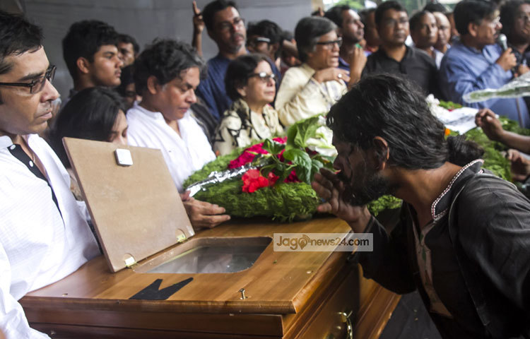 শিক্ষা, শিল্প-সাহিত্য ও সংস্কৃতি জগতের বরেণ্য ব্যক্তিরা কবির প্রতি বিনম্র শ্রদ্ধা জানান। কবিকে নিয়ে কেউ কেউ স্মৃতিচারণাও করেন। ছবি : মাহবুব আলম।