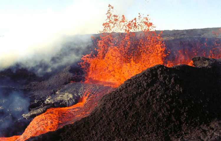 হাওয়াই দ্বীপপুঞ্জের &lsquo;মউনা লোওয়া&rsquo; আগ্নেয়গিরিটি আকার-আয়তনে বিশ্বের সর্ববৃহৎ আগ্নেয়গিরি। এটি থেকে প্রায় সারা বছরই লাভার উদগীরণ হয়।
