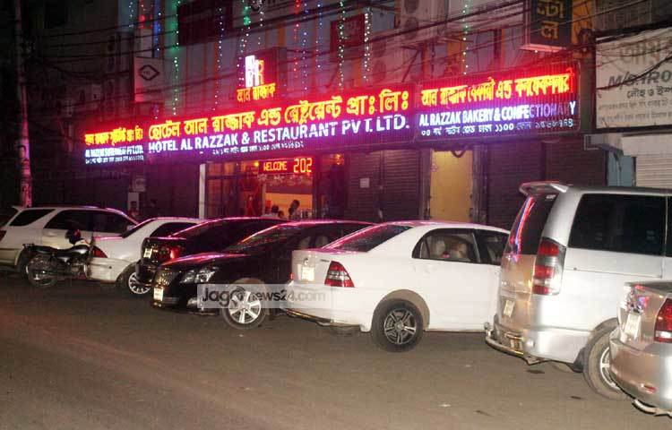 কয়েক বছর ধরে রাজধানীর পুরান ঢাকার হোটেল আল রাজ্জাকে রমজানের সেহরি খেতে মানুষের ঢল নামে। এ বছরও এর ব্যত্তয় ঘটছে না। ছবি : বিপ্লব দিক্ষিৎ।