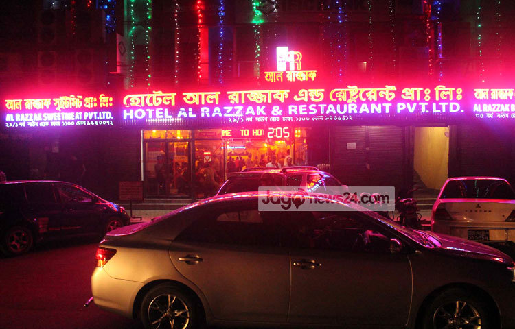 হোটেলের বাইরে দাঁড়িয়ে থাকা গাড়ির সংখ্যা ২০-২২ টির কম হবে না। আশপাশে গাড়ি রাখার স্থান প্রায় কানায় কানায় পূর্ণ। ছবি : বিপ্লব দিক্ষিৎ।