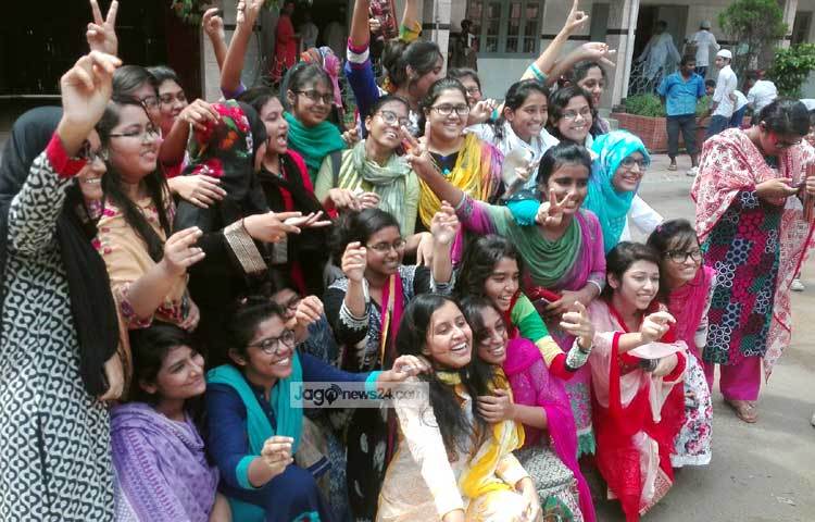 এইচএসসি পরীক্ষায় আশানুরূপ ফলাফল লাভ করায় রাজধানীর মতিঝিল আইডিয়াল স্কুল এন্ড কলেজের ছাত্রীরা বাঁধভাঙা আনন্দ-উচ্ছ্বাসে মেতেছে।