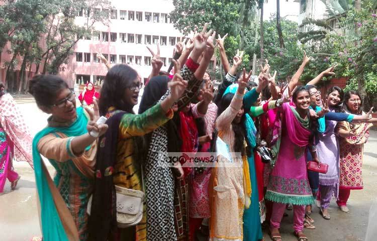 বিজয় চিহ্ন দেখাচ্ছে মতিঝিল আইডিয়াল স্কুল এন্ড কলেজের ছাত্রীরা।