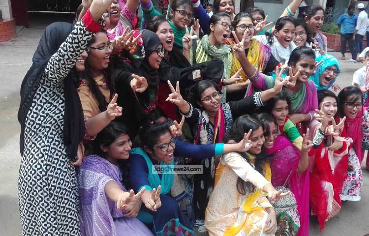 ফলাফল জানার পরপরই সবাই ফোন করে তাদের আত্মীয় সজনদের জানিয়ে দিয়েছে। এরপর আনন্দ উল্লাস করছে।