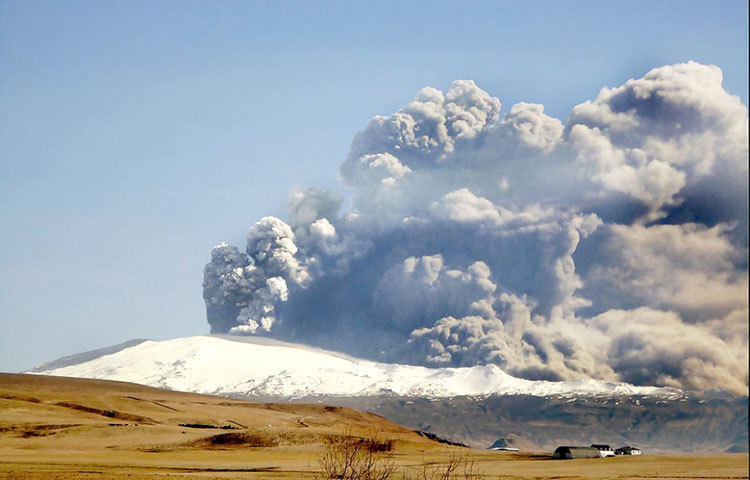 আইসল্যান্ডের &lsquo;এইজাফজাতলাজোকিট&rsquo; নামের এই আগ্নেয়গিরির শেষ অগ্ন্যুৎপাতটি হয়েছিল ২০১০ সালে। এর সঙ্গে বৈদ্যুতিক ঝড়ও হয়েছিল।