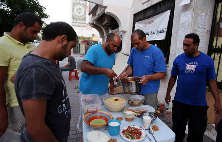 বিশ্বের বিভিন্ন দেশে ইফতারির পরিবেশ ও পরিবেশনের ভিন্নতা রয়েছে। তিউনিসিয়ার তিউনিসে চাকরির দাবিতে বিক্ষোভরত বেকার শিক্ষিত যুবকেরা ইফতারের প্রস্তুতি নিচ্ছেন।