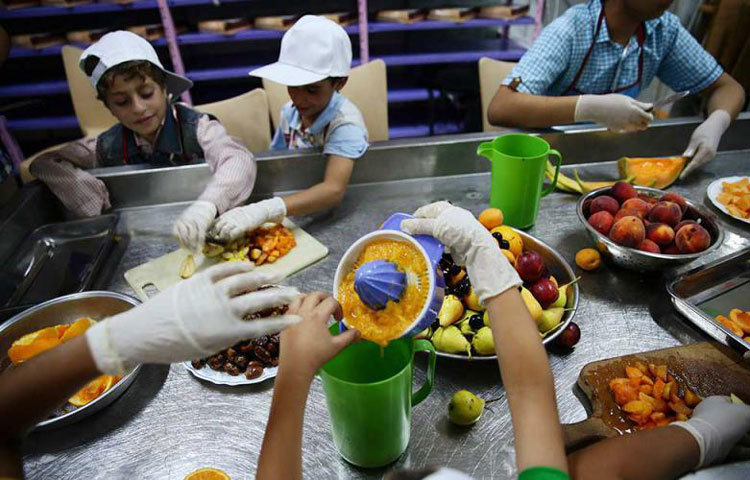 সিরিয়ার দামেস্কে শরণার্থী শিশুরা ইফতারের প্রস্তুতি নিচ্ছে।