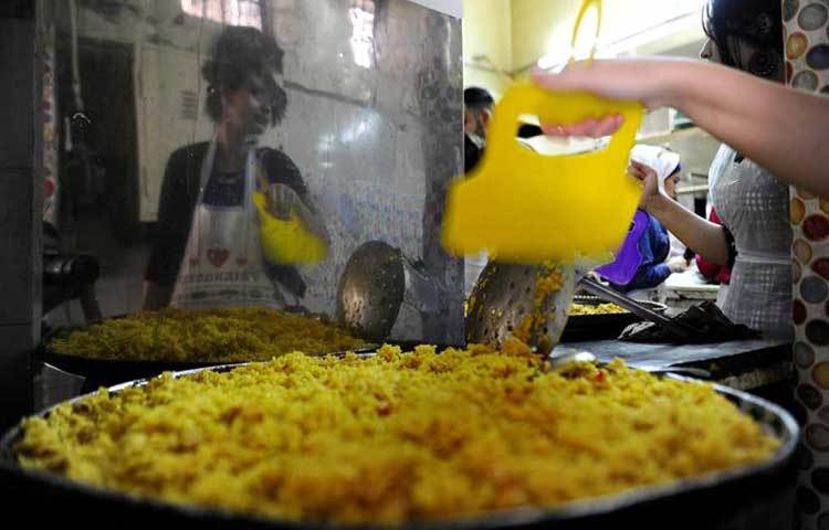 সিরিয়ার দামেস্কে দরিদ্র, অসহায় ও শরণার্থীদের জন্য ইফতারের আয়োজন করা হয়েছে।