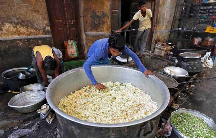 ভারতের আহমেদাবাদে রাস্তার ধারে ইফতারের আয়োজন করছে এক কিশোর।