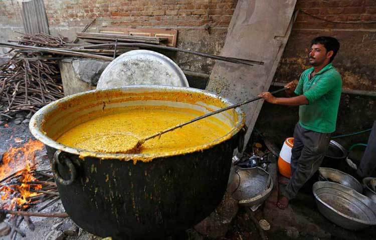 ভারতের আহমেদাবাদে পাশের একটি দোকানে ইফতার তৈরি করা হচ্ছে।