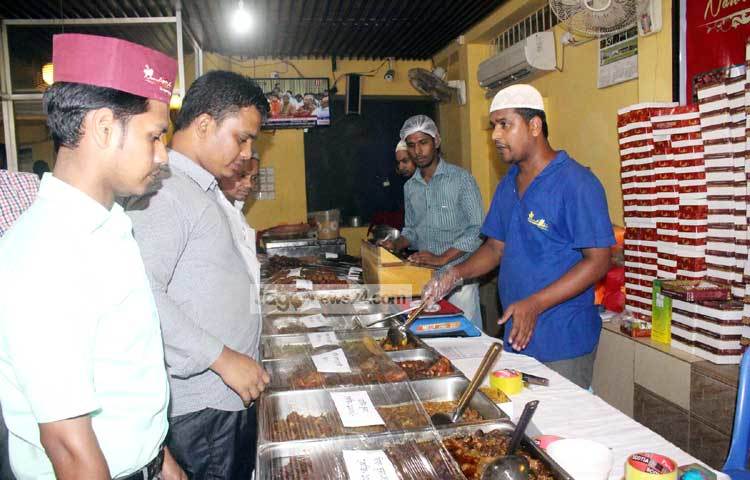 বেইলি রোডের এসব ইফতারির ক্রেতা হচ্ছেন উচ্চ ও মধ্যম আয়ের মানুষ। এখানকার ইফতারির মূল্য নিন্ম আয়ের মানুষের নাগালের বাইরে। ছবি : বিপ্লব দিক্ষিৎ।