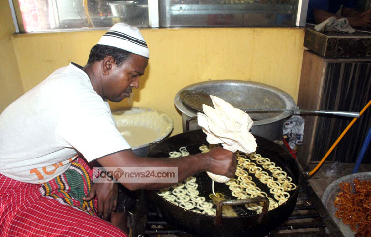 জিলাপির কারিগর ইফতারির জন্য জিলাপি তৈরি করছেন। ছবি : বিপ্লব দিক্ষিৎ।
