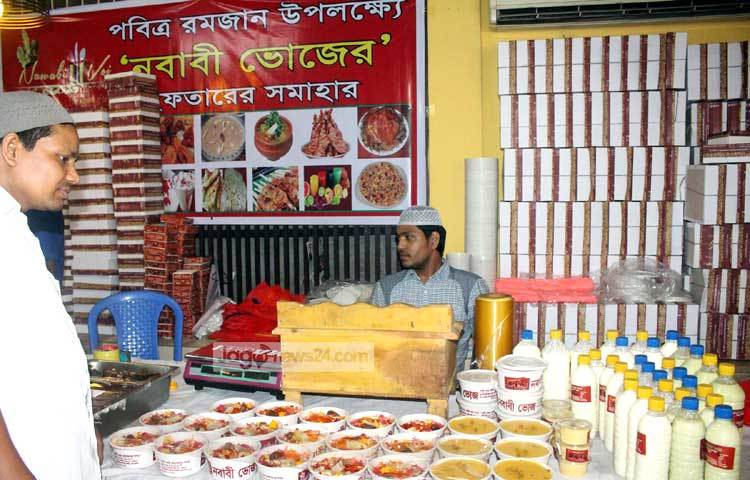 দোকানে সাজানো রয়েছে ইফতারির নানা পদ। ছবি : বিপ্লব দিক্ষিৎ।