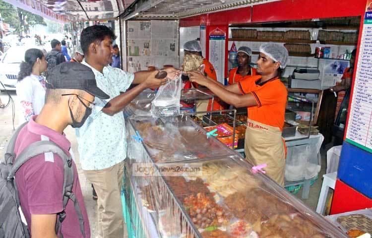 ইফতারি বিক্রিতে ব্যস্ত এক দোকানী। ছবি : বিপ্লব দিক্ষিৎ।