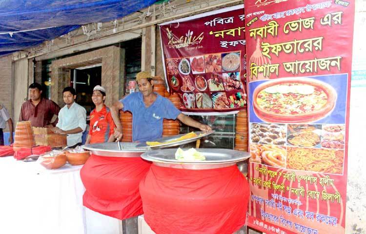 প্রতিদিনকার ইফতারিতে অনেকের হালিম চাই-ই চাই। রোজাদারদের কাছে বেইলি রোডের ইফতারির দোকানের হালিমের ব্যাপক চাহিদা রয়েছে। ছবি : বিপ্লব দিক্ষিৎ।