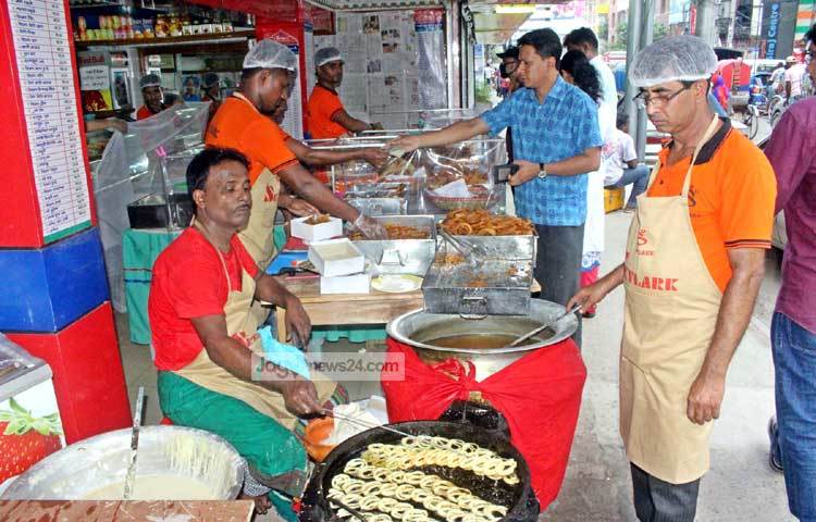 ইফতারির নানা পদের সঙ্গে জিলাপির উপস্থিতি যেন অনিবার্য। বেইলি রোডের একটি ইফতারির দোকানে জিলাপি প্রস্তুত ও বিক্রি চলছে। ছবি : বিপ্লব দিক্ষিৎ।