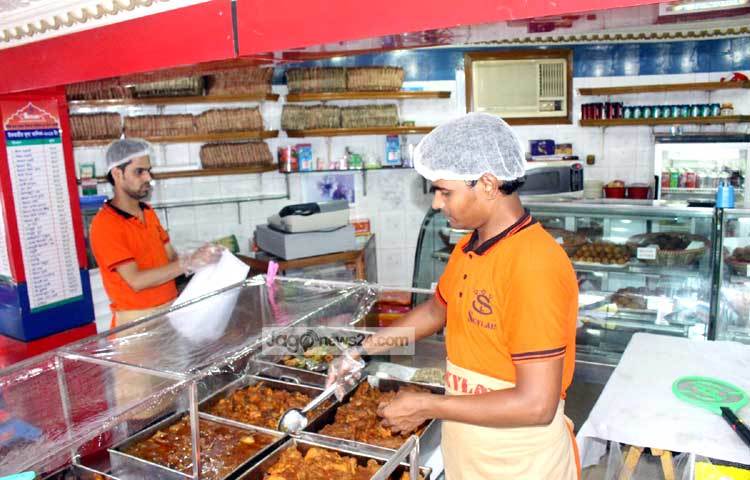 বেইলি রোডের বাসিন্দা বেসরকারি চাকুরিজীবী হেদায়াতুল ইসলাম অভিযোগ করে বলেন, গত রমজানের তুলনায় এবার প্রতিটি আইটেমের দাম চড়া। ছবি : বিপ্লব দিক্ষিৎ।