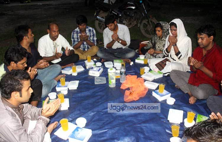 প্রতিদিন ঢাকা বিশ্ববিদ্যালয়ের টিএসটিতে আনন্দ উৎসবের সঙ্গে ইফতার হয়ে থাকে। ইফতারের আগে মোনাজাত করা হচ্ছে। ছবি : বিপ্লব দিক্ষিৎ।