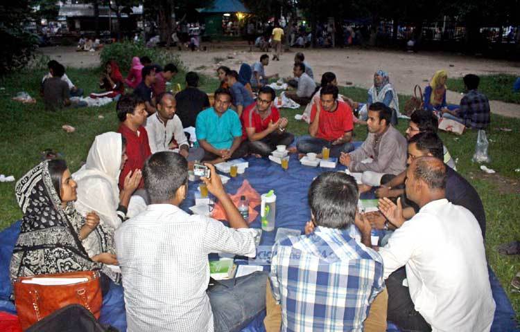 ইফতারের পূর্বে ফটোশেসন চলছে। একদিন এই ছবি এদেরকে হয়তো স্মৃতিকাতর করবে। ছবি : বিপ্লব দিক্ষিৎ।
