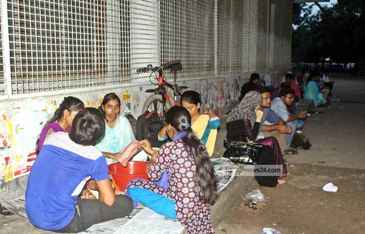 টিএসসির বারান্দায় সহপাঠীরা মিলে ইফতারির বানানোর আয়োজন চলছে। ছবি : বিপ্লব দিক্ষিৎ।