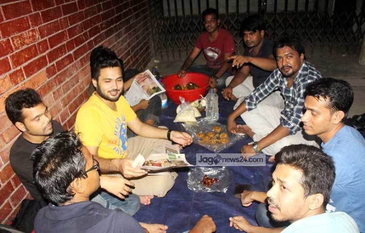 আড্ডা দিতে দিতে ইফতার প্রস্তুতি পর্ব। এভাবেই প্রতিদিন ঠিক ইফতারের পূর্ব মুহূর্তে সব বন্ধুরা টিএসসিতে জমায়েত হন। ছবি : বিপ্লব দিক্ষিৎ।