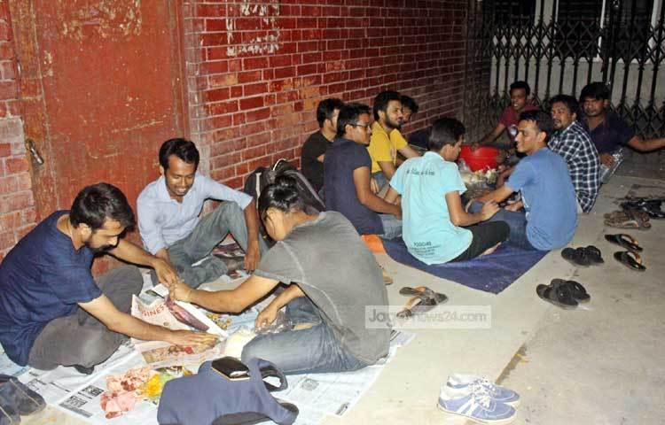 প্রতিদিন এভাবেই খবরের কাগজ বিছিয়ে তার উপরেই ইফতার সামগ্রী মাখানো হচ্ছে। তারপরেও সবাই অনেক তৃপ্তির সঙ্গে ইফতার করছেন। ছবি : বিপ্লব দিক্ষিৎ।