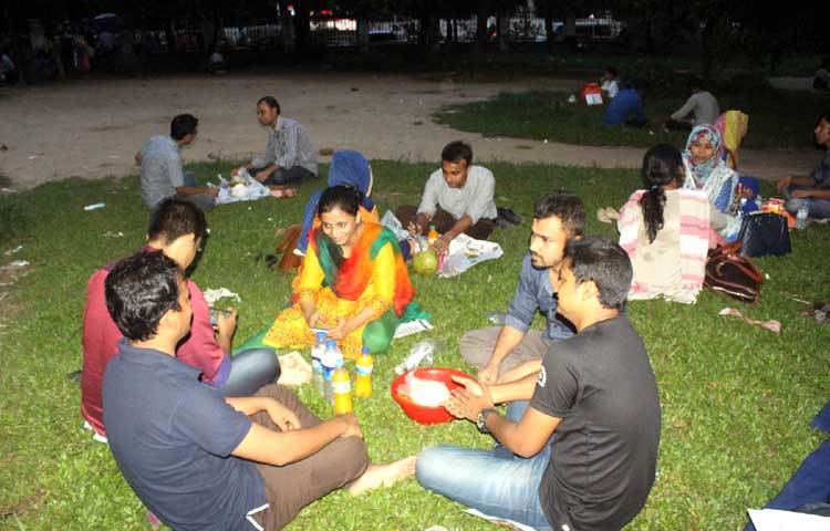 টিএসসির সবুজ চত্বরে বসেই হচ্ছে ইফতার করছেন। ছাত্র জীবনের এই স্মৃতি কী কোন দিন ভোলা যাবে! ছবি : বিপ্লব দিক্ষিৎ।
