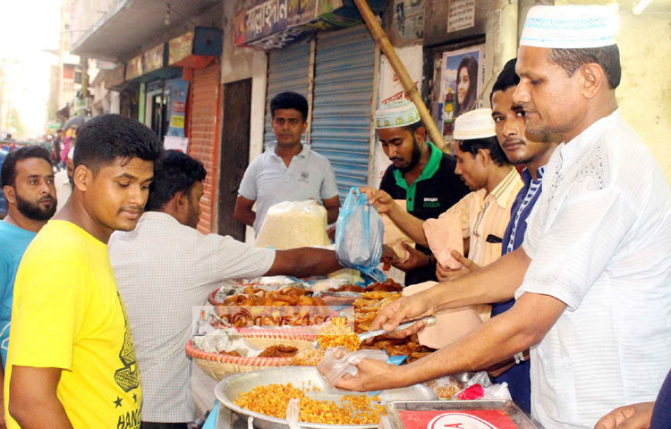 অল্প টাকায় সবার চাহিদা মেটাতে সক্ষম হওয়ায় এবার ফুটপাতের এসব ইফতারির বাজারে ভিড় বেড়েছে। ছবি : বিপ্লব দিক্ষিৎ।