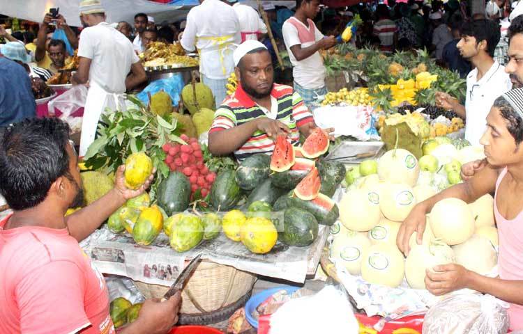 প্রতিদিনই ইফতারের আগে এসব দোকানে সাধারণ মানুষের উপচে পড়া ভিড় দেখা যাবে। ছবি : বিপ্লব দিক্ষিৎ।