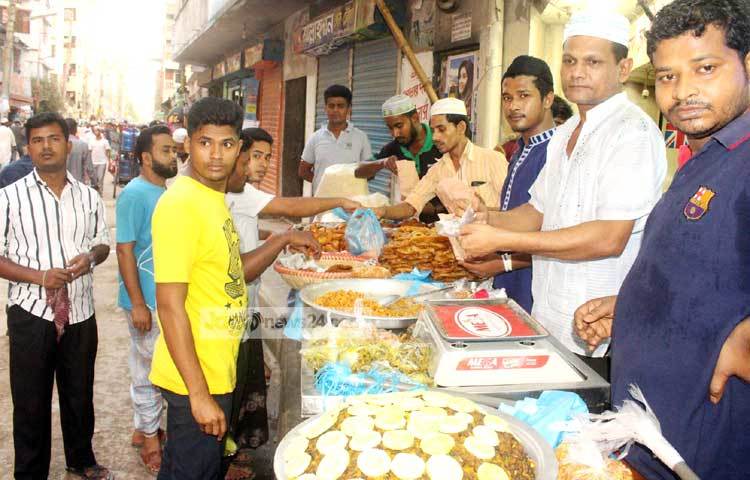 রাজধানীর নামী-দামি রেস্তোরাঁ ও ফাস্ট ফুডের দোকানে নিন্ম আয়ের মানুষ ইফতারি কিনতে যেতে পারেন না। তাই তাদের একমাত্র ভরসা ফুটপাতের ইফতারির অস্থায়ী দোকান। ছবি : বিপ্লব দিক্ষিৎ।