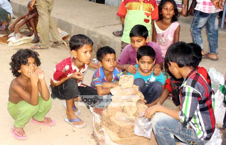 পবিত্র মাহে রমজানকে ঘিরে রোজ ফুটপাতের দোকানগুলোতেও থাকছে নানা আয়োজন। ছবি : বিপ্লব দিক্ষিৎ।