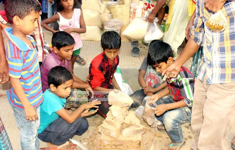 ইফতারির ঠান্ডা শরবত তৈরির জন্য বরফ বিক্রি করছে শিশুরা। ছবি : বিপ্লব দিক্ষিৎ।
