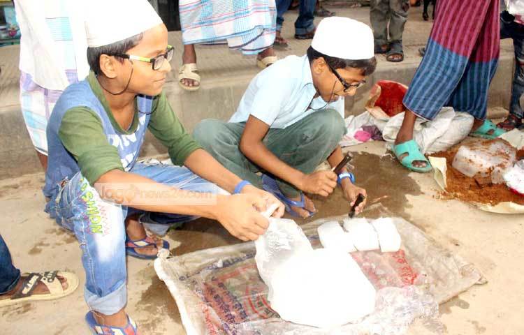 শরবত তৈরির জন্য বরফের ব্যাপক চাহিদা রয়েছে। ছবি : বিপ্লব দিক্ষিৎ।