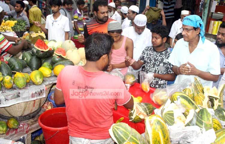 প্রতি রমজানে পেঁপে ও ভাঙি বিক্রির শীর্ষে থাকে। এবারে এর ব্যত্তয় ঘটছে না। ছবি : বিপ্লব দিক্ষিৎ।