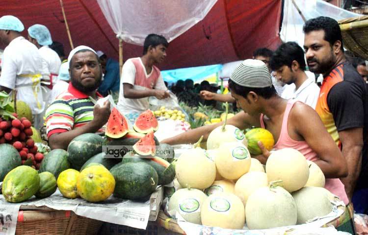 এসব দোকান থেকে তুলনামূলক কম দামে ক্রেতার তাদের পছন্দের ফল কিনতে পেরে খুবই খুশি। ছবি : বিপ্লব দিক্ষিৎ।