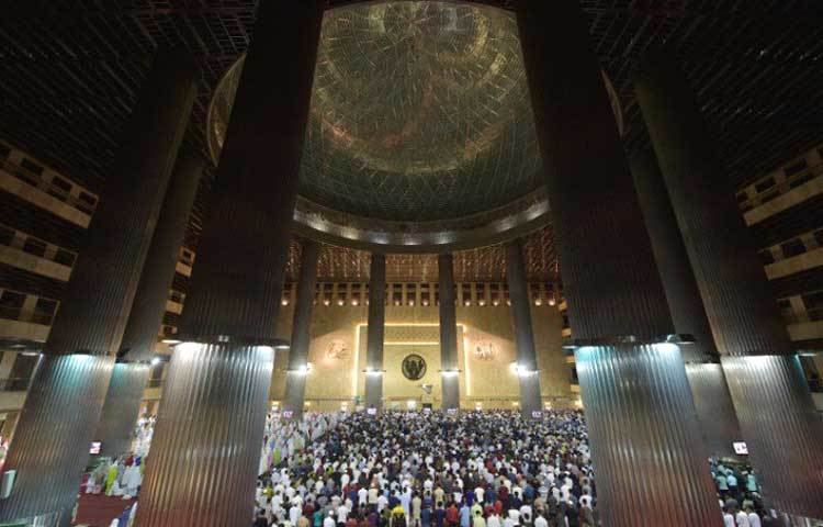 পবিত্র রমজান মাসে ইন্দোনেশিয়ার একটি মসজিদে প্রার্থনার জন্য ধর্মপ্রাণ মুসলমানগণ জমায়েত হয়েছে।