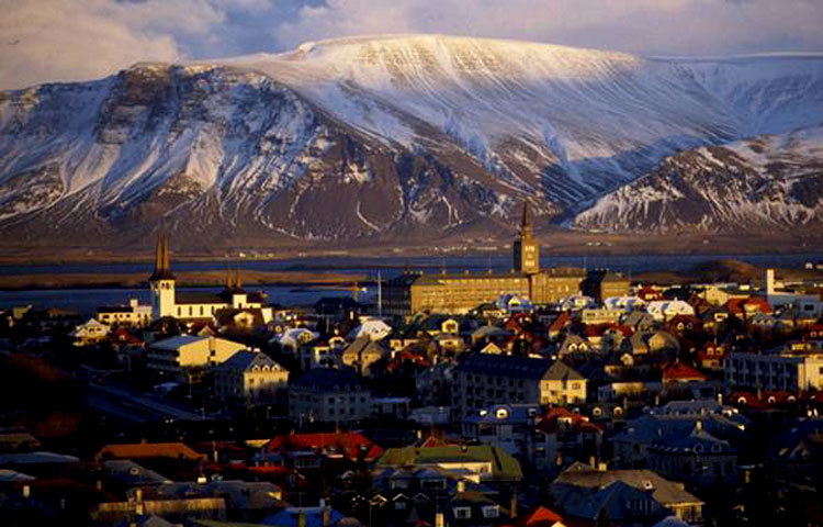 আইসল্যান্ডে ২২ ঘণ্টা রোজা : আইসল্যান্ডে মাত্র ৭৭০ জন মুসলমানের বাস। আইসল্যান্ডে এবার তাদের সেহরি খেতে হচ্ছে রাত দুইটায়। আর ইফতার পরের দিন রাত ১২ টায়।