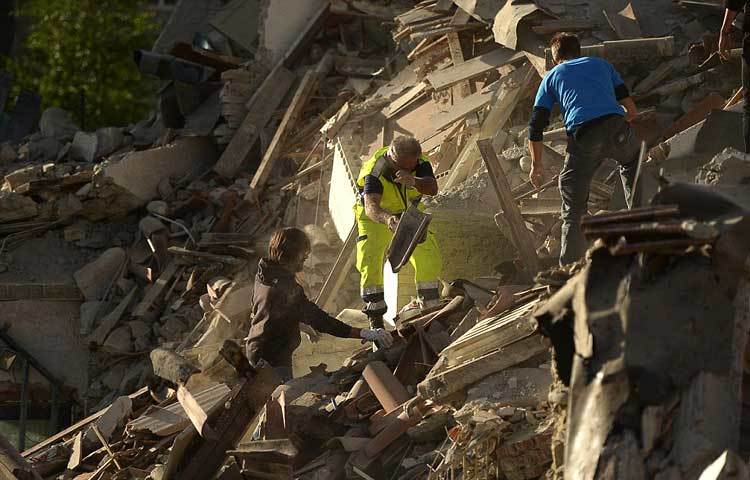 শুধুমাত্র পায়ে হেঁটে ধ্বংসস্তুপের কাছে যাচ্ছে উদ্ধারকারী দলের কর্মীরা। কারণ যোগযোগ ব্যবস্থা একদম ভেঙে পড়েছে।