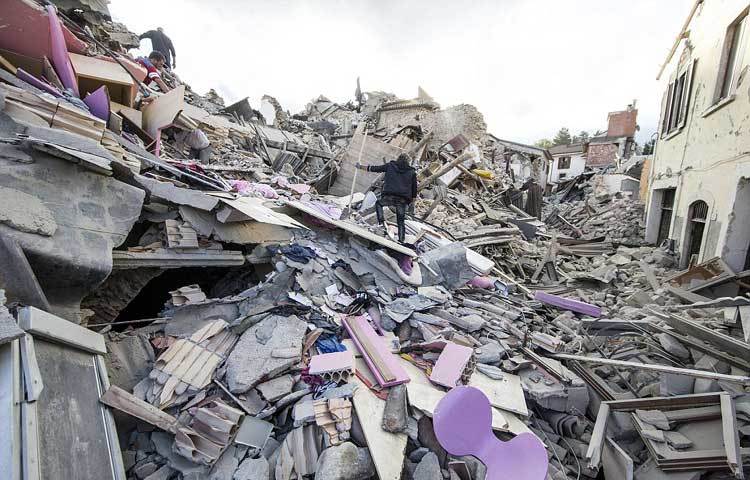 ইতালির স্থানীয় সময় বুধবার রাত সাড়ে তিনটার দিকে আঘাত হানা শক্তিশালী ওই ভূমিকম্পে এখন পর্যন্ত দেড়শ জন নিখোঁজ রয়েছেন।