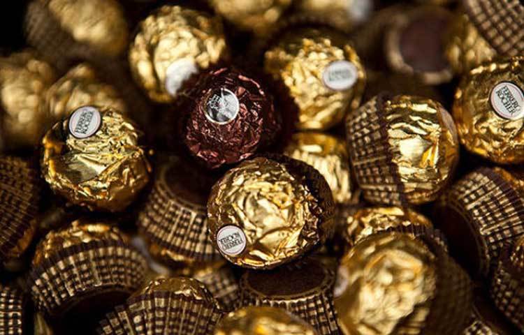 ইতালি : এ দেশেই প্রথম সলিড চকোলেট বার তৈরি করা হয়। আমেদেই, ভেনশি, পারগুইনা সুতি ও ফেরেরো রোশার নামের চকলেটগুলো খুবই জনপ্রিয়। চকলেটের জনপ্রিয়তায় এ দেশ নবম স্থানে রয়েছে।