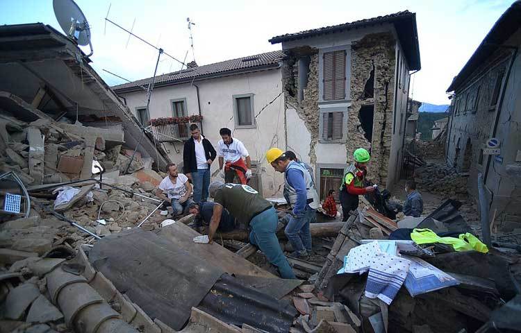 এর আগে ২০০৯ সালের এপ্রিলে ইতালিতে শক্তিশালী ভূমিকম্প আঘাত হানে। সে সময় অন্তত ৩০৯ জনের প্রাণহানি ঘটে।