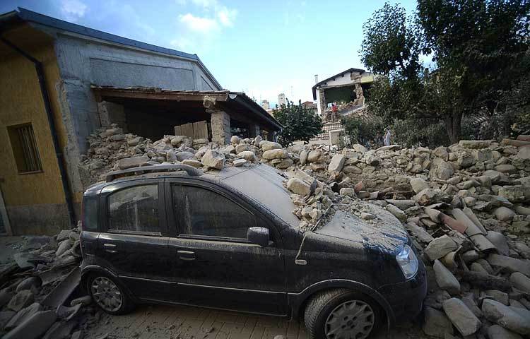 ভূমিকম্পের ফলে ইতালির বিভিন্ন অঞ্চলের ভবন ও সেতু ধসে পড়ায় জরুরি যোগাযোগ ব্যবস্থা&nbsp; ভেঙে পড়েছে। ফলে উদ্ধারকাজ ব্যাহত হচ্ছে।