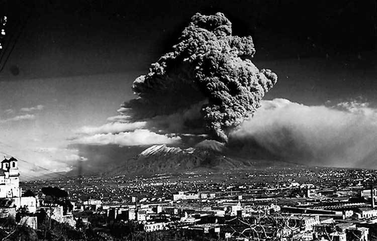 ইতালির &lsquo;ভিসুভিয়াস&rsquo; আগ্নেগিরিটির ১৯৪৪ সালে দ্বিতীয় বিশ্বযুদ্ধ চলাকালীন শেষবার উদগীরণ হয়েছিল।