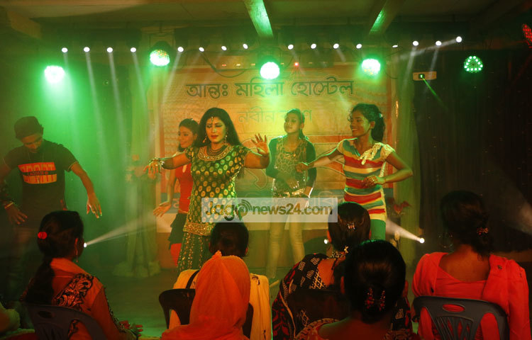 রাজধানীর হাতিরঝিল সংলগ্ন প্রিয়াঙ্কা শুটিং হাউজে শুক্রবার (২৬ আগস্ট) সন্ধ্যায় এ আইটেম গানের শুটিং সম্পন্ন হয়। ছবি : মাহবুব আলম।