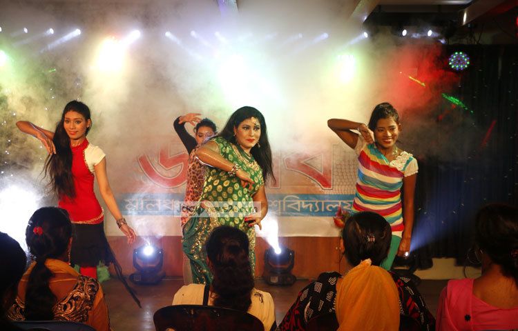 &lsquo;লাগেরে লাগেরে ভালোবাসার ঝাটকা&rsquo; কথার এ আইটেম গানটি লিখেছেন নির্মাতা নিজেই। গানটিতে কণ্ঠ দিয়েছেন টিটন। ছবি : মাহবুব আলম।