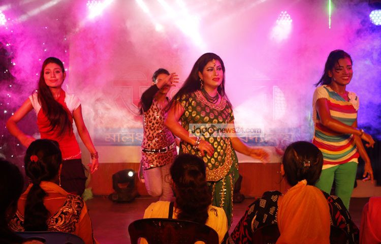 ভালোবাসায় দিওয়ানা ছবিতে থাকছে ৫টি। অন্যগানগুলোতে কণ্ঠ দিয়েছেন অ্যান্ড্রু কিশোর, বেবী নাজনীন প্রমুখ। ছবি : মাহবুব আলম।