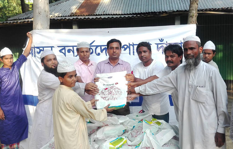 দেশের অন্যতম সেরা নিউজ পোর্টাল জাগো নিউজের পক্ষ থেকে সিরাজগঞ্জের বন্যাদুর্গত এলাকার মানুষের সাহায্যার্থে ত্রাণ সামগ্রী বিতরণ করা হচ্ছে। ত্রাণ বিতরণ করছেন জাগো নিউজের মফস্বল সম্পাদক মাহাবুর আলম।